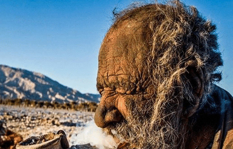 স্নান করে পরিষ্কার পরিচ্ছন্ন থাকলে নাকি তার অস্বস্তি হয়। তাই নোংরা, মলিন থাকতেই পছন্দ করেন এই বৃদ্ধ। ভালোবাসেন পাইপ টানতে। তবে সেখানে ভরা থাকে বিভিন্ন পশুর বর্জ্য পদার্থ। তামাকের বদলে তার ধোঁয়াতেই সুখটান পান তিনি। যার কাছ থেকে রেকর্ড ছিনিয়ে নিয়েছেন আমৌ, তিনি ভারতের কৈলাস সিংহ।