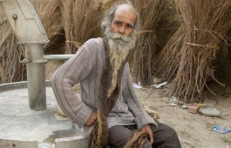 কৈলাসের বাড়ি ভারতের বারাণসীতে। তিনিও আমৌ-এর মতো গোসল করতে মনে প্রাণে ঘৃণা করেন। ১৯৭৪ থেকে চার দশকেরও বেশি সময় তিনি গোসল করেন না। সে বছর তার বিয়ে হয়েছিল। কৈলাসের দাবি, এক সাধু তাকে বলেছিলেন গোসল না করলে তিনি পুত্রসন্তান লাভ করবেন।