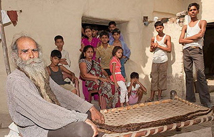 আদেশ শিরোধার্য করে তিনি গোসল বন্ধ করে দিলেন। কিন্তু সাধুর ভবিষ্যৎবাণী মেলেনি। কৈলাসের সাতজন সন্তানই মেয়ে। স্নান না করেও পুত্রসন্তান পাননি তিনি।