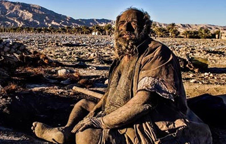 কিন্তু ইরানের আমৌ-এর ক্ষেত্রে গোসলের আতঙ্কের কারণ জানা যায়নি। তবে কাশীর কৈলাস বা সুদূর পারস্যের আমৌ, দু’জনেই গোসল না করলেও প্রচুর পানি পান করেন। একটা মরচে ধরা পাত্র থেকে সারাদিনে তিনি পাঁচ লিটার জলপান করেন।