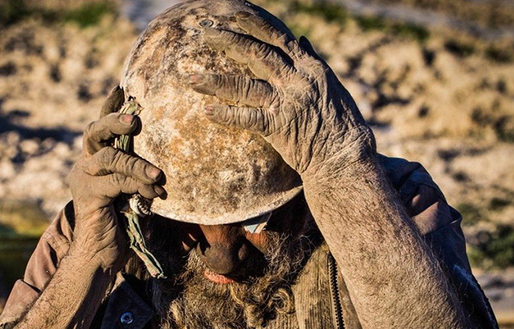 কিন্তু পরিষ্কার পরিচ্ছন্ন থাকতে দু’জনেরই প্রবল অনীহা। আমৌ তো চুলও কাটেন না। খুব বড় হয়ে গেলে নিতান্ত দরকার পড়লে চুল পুড়িয়ে ফেলেন। তার প্রিয় খাবার সজারুর পচা মাংস। ঠান্ডায় কষ্ট পেলে মাথায় পরে নেন পুরনো আমলের শিরস্ত্রাণ।