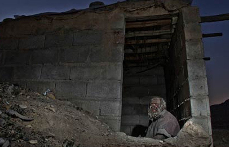 রাতে ঘুমনোর সময় আমৌ বেশিরভাগ দিন বেছে নেন তার মাটির নিচের গর্ত। খানিকটা কবরের মতো সেই আস্তানা। অনেক সময় আকাশের নীচে খোলা মাঠেও শুয়ে পড়েন।