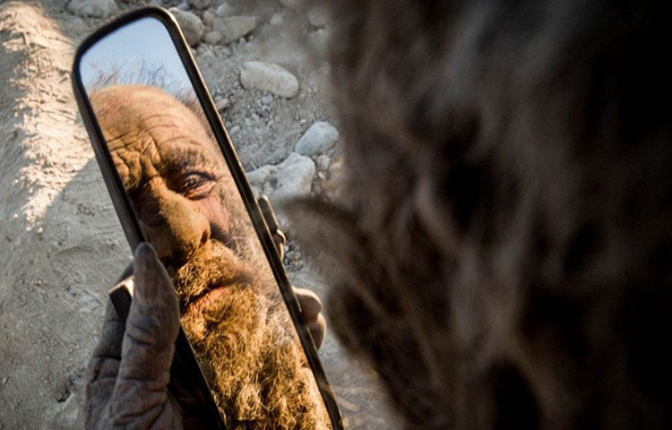 তবে এ কথা ভাবার কারণ নেই যে, আমৌ হাজি নিজের যত্ন করেন না। মাঝে মাঝেই গাড়ির ভাঙা আয়নায় দেখে নেন চেহারা। ফুটিফাটা পোশাক পরনে নিজের মলিন চেহারাটা দেখতে তার বেশ ভালো লাগে।