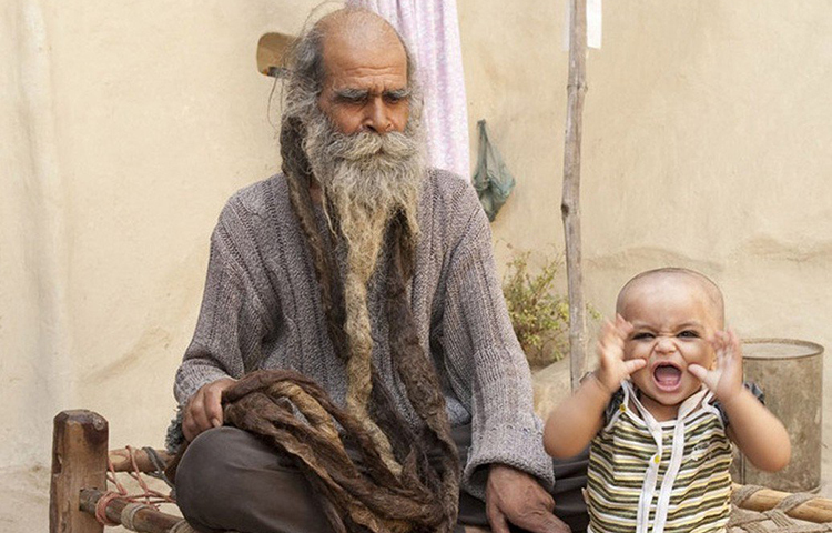 আমৌ হাজির নয় সংসার নেই, কিন্তু বারাণসীর কৈলাস সিংহ ঘোর সংসারী। তিনি পেশায় পশুপালক। ৪৭ ডিগ্রি সেলসিয়াস গরমেও তিনি গোসল না করেই দিব্যি পশুর পাল চরাতে যান। সন্ধাবেলা ধুনি জ্বালিয়ে মহাদেবের আরাধনাতেই নাকি তার যাবতীয় কষ্ট দূর হয়ে যায়।
