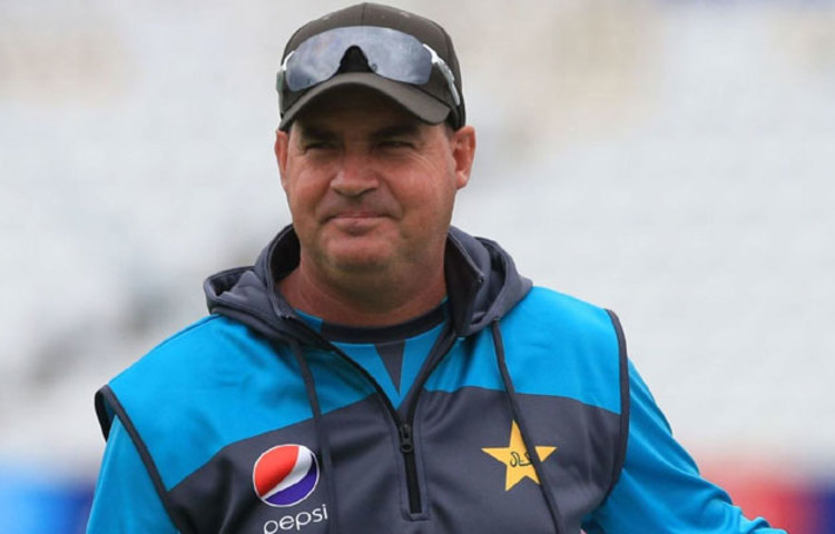 বিশ্বকাপে ব্যর্থতার পর ছেঁটে ফেলা হয় পাকিস্তান দলের কোচ মিকি আর্থারকে।