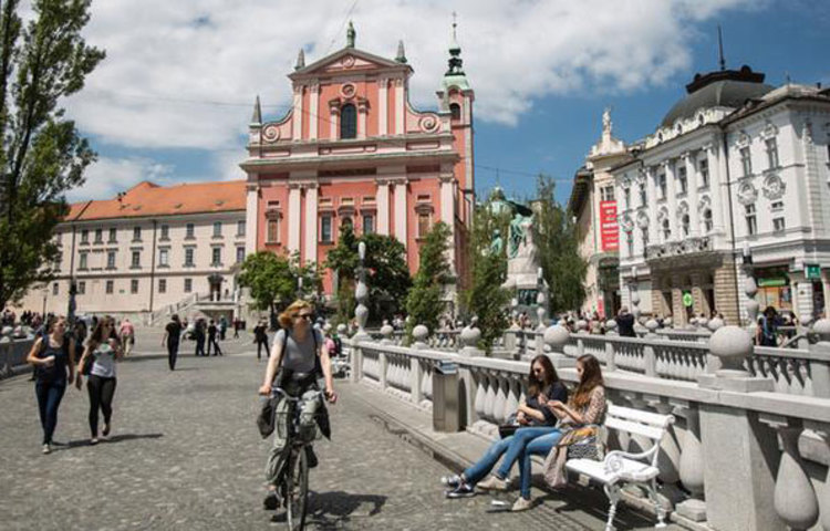 স্লোভেনিয়া: ২০১৬ সালের ‘গ্লোবাল পিস ইনডেক্স’-এ সবচেয়ে শান্তিপূর্ণ দশটি দেশের তালিকায় দশ নম্বরে রয়েছে ইউরোপের ছোট্ট দেশ স্লোভেনিয়া।