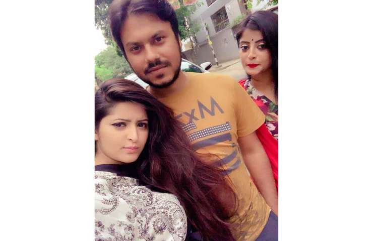 রাস্তায় নেমে পরীমনি সেলফিবাজি।