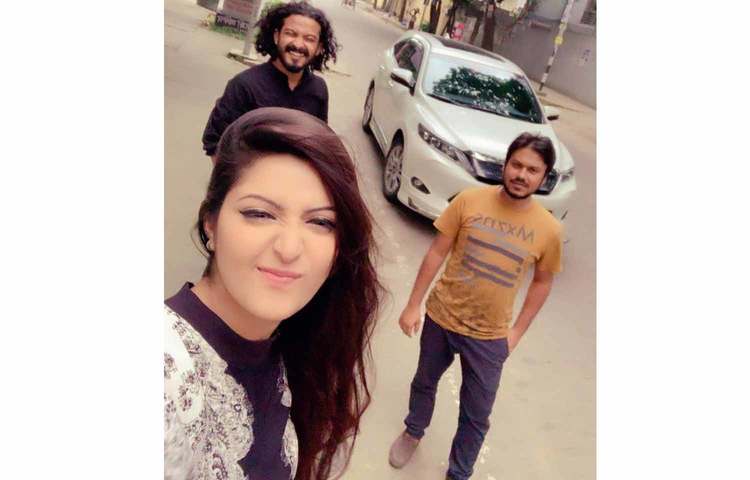 ফুটপাতে আনন্দ আাড্ডায় পরীমনি।