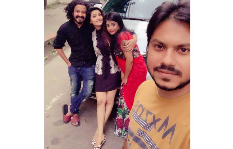 ছবিগুলো পরীমনি ফেসবুকে প্রকাশ করলে জানাননি কেনো সকাল বেলা কেনো রাস্তায় নেমেছিলেন।