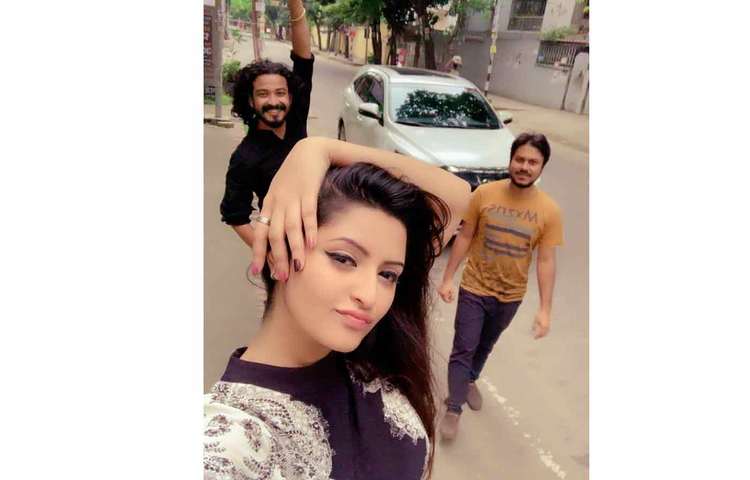 ফাঁকা রাস্তায় পরীমনি।