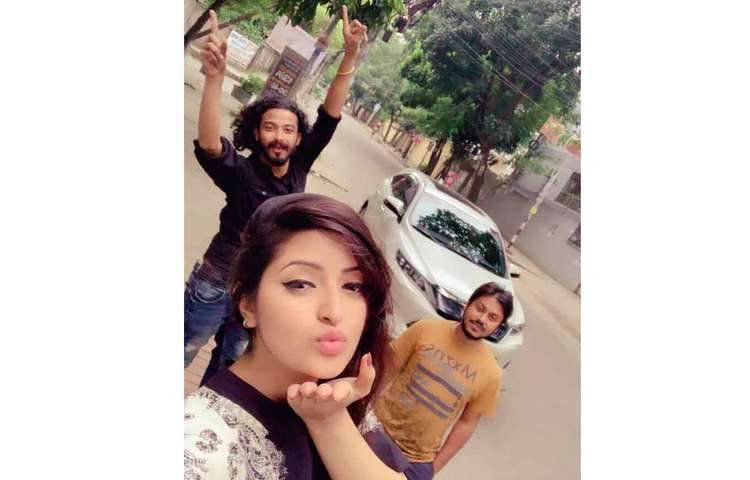 হৈ হুলোর করছেন তারা।