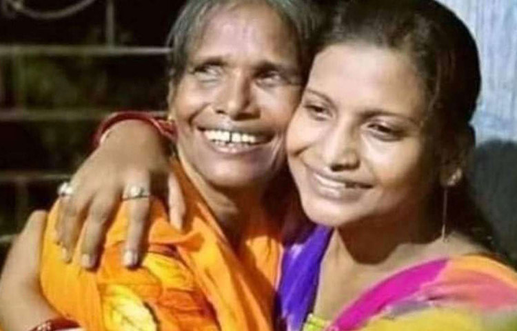 রানাঘাট স্টেশনে বসে গান গাইতেন। সেই ভিডিও রেকর্ড করে সোশ্যাল মিডিয়ায় পোস্ট করতেই সোশ্যাল মিডিয়ায় ভাইরাল হয়ে যান রানু মণ্ডল। ইতিমধ্যেই বলিউডে দুটি প্লে ব্যাকও করে ফেলেছেন রানু। তিনিই এখন সোশ্যাল মিডিয়ার নয়া সেনসেশন। আর মায়ের এই বিখ্যাত হওয়ার খবরে তার সঙ্গে দেখা করতে হাজির হন তারই এক মেয়ে স্বাতী রায়।