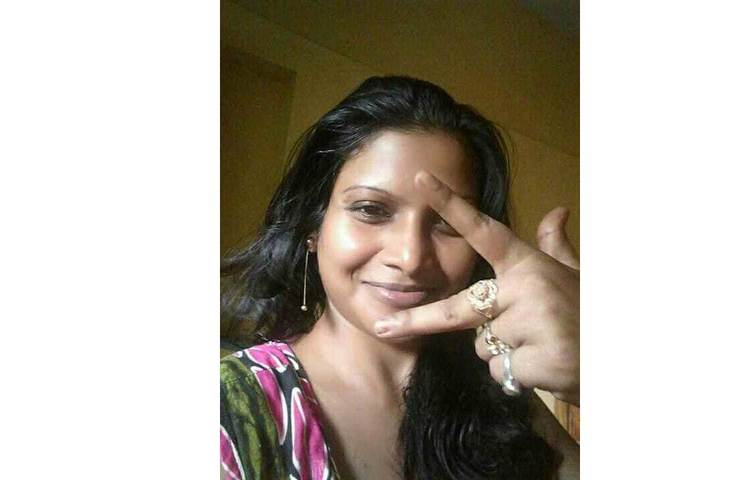 কেনো এতদিন মায়ের সঙ্গে যোগাযোগ রাখেননি? এই প্রশ্নের উত্তরে রানু মণ্ডলের মেয়ে স্বাতী রায় জানিয়েছিলেন, বিবাহ-বিচ্ছেদের কারণে মানসিক যন্ত্রণার মধ্যে দিন কাটাচ্ছিলেন, আর্থিক সমস্যাও ছিল তাই আর মাকে কোনোভাবে সাহায্য করতে পারেননি।