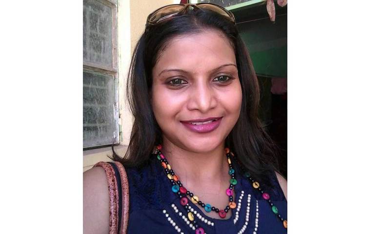 এরই মাঝে সোশ্যাল মিডিয়ায় উঠে এসেছে রানু মণ্ডলের মেয়ে স্বাতী রায়ের বেশকিছু ছবি। যেখানে এক প্রকার তার স্বচ্ছল সংসারের ছবিই ফুটে উঠেছে।