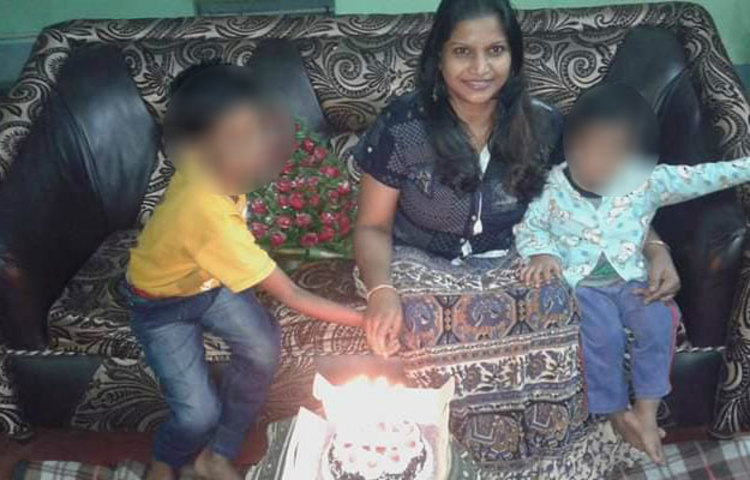 যদিও সোশ্যাল মিডিয়ায় নিজের থেকে পোস্ট করা স্বাতীর গানের ভিডিওটি কোনোভাবেই মানুষের মন কাড়তে পারেনি।