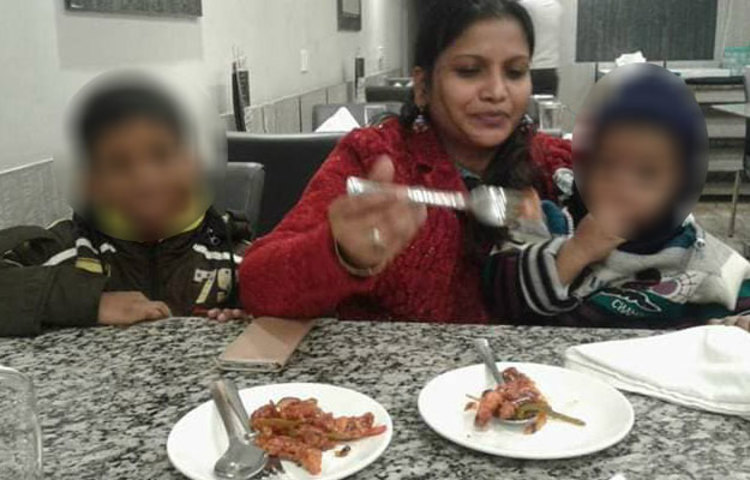 রোস্তোরাঁতে দুই ছেলেকে নিয়ে খাওয়ার সঙ্গে ক্যামেরাবন্দি রানু মণ্ডলের মেয়ে স্বাতী রায়।