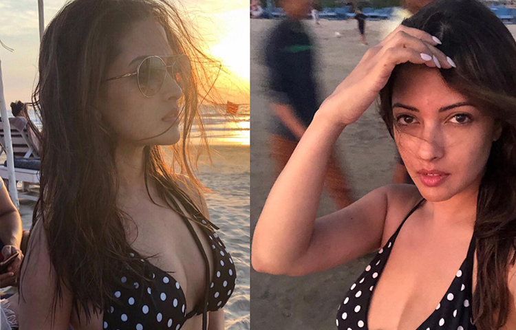 মুগ্ধ নয়নে তাকিয়ে আছেন রিয়া সেন।