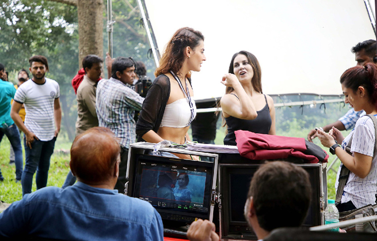 চেহারা এমনই ফ্যাকাশে সানি লিওনের।