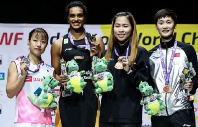 দীর্ঘদিন ধরেই বলেছিলেন তিনি অলিম্পিক্সে সোনা ও বিশ্ব ব্যাডমিন্টন চ্যাম্পিয়নশিপে সোনা জিততে চান তবে জয়ের পরেও সেলিব্রশনে সেই ঝাঁঝ ছিল না সিন্ধুর। এই প্রশ্নের উত্তরেও সোজাসাপ্টা জবাব দিয়েছেন ভারতের সোনার মেয়ে। তিনি বলেছেন তিনি ফোকাসড ছিলেন, শান্ত ছিলেন, শুরুটা ভালো হয়েছিল তাই ঠিকভাবে শেষ করার দিকেই মনোসংযোগ ছিল তার। মাথায় আর কিছুই ছিল না। এরপর একসঙ্গে এতগুলো অনুভূতি কাজ করছিল যে খুব বেশি বোঝার সময় পাওয়া যায়নি।