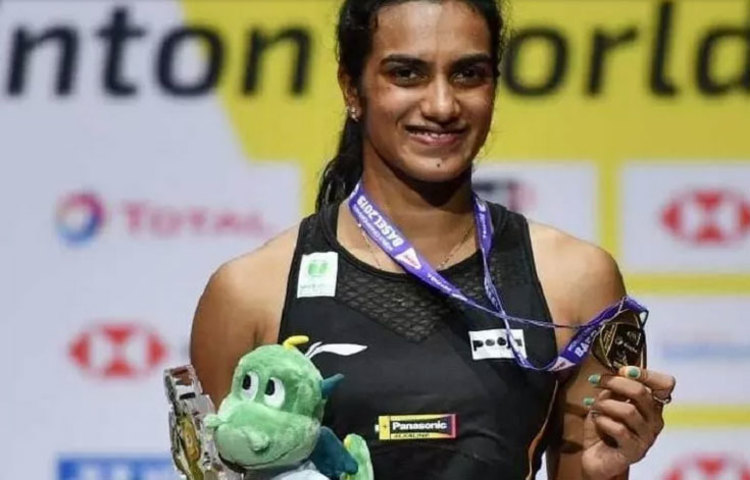 গোপী স্যারের সহজ টিপসেই বাজিমাত মাতছেন হায়দরাবাদী কন্যা। তার কথায় গোপীচাঁদ বলে দিচ্ছেন নিজের খেলাটা খেল। কারণ এই স্তরের প্রতি খেলোয়াড়ের মানই সমান। এবং প্রতিটা টুর্নামেন্টে এদের সকলের সঙ্গেই খেলা হয়। ফলে প্রত্যেকেই প্রত্যেককে ভীষণ ভালো জানে। কেউ যদি না কোনো ভুল করে তাহলে নিজের খেলাটা খেলে যাওয়াই ভালো।