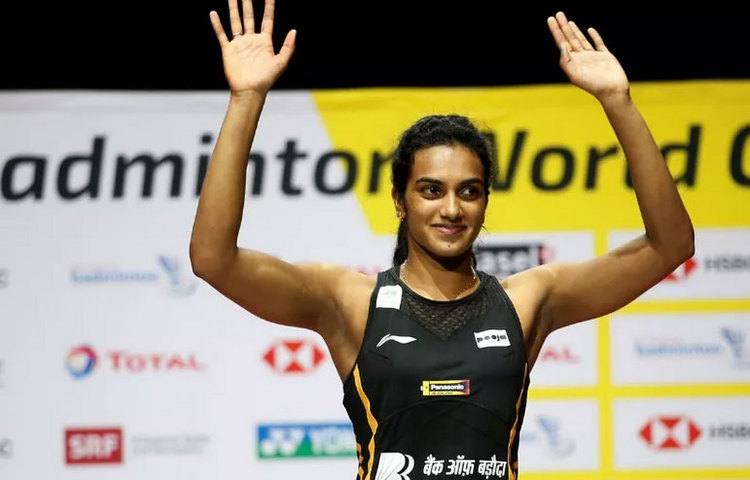 পিভি সিন্ধু এখন আর রানার্স নন। বিশ্ব মঞ্চে তিনি এখন সেরা। বিশ্বব্যাডমিন্টন চ্যাম্পিয়নশিপে সোনা জয়ের পর ঘবিং ১৮ -র মুখোমুখি হলেন সোনার মেয়ে। জানিয়েছেন এই দিনটার জন্য দীর্ঘ সময় ধরে অপেক্ষা করছিলেন। ২০১৭ -র পর অনেক বদল এনেছেন তারই ফসল এই বিশ্ব ব্যাডমিন্টন চ্যাম্পিয়নশিপে জয়। তিনি আরও বলেছেন নিজের স্কিলের পাশাপাশি ফিটনেসেও কাজ করছিলেন তিনি। ফাইনাল ম্যাচে শুরু থেকেই আয়ত্তে ছিল আর সেটাতেই কাজ করেছেন তিনি।