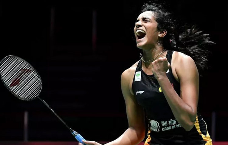 বিনিদ্র রজনী কাটানোতেও এই মুহূর্তে আক্ষেপ নেই পিভি সিন্ধুর। দু’বছর ধরে এই দিনটার জন্য ভীষণভাবে অপেক্ষা করেছি। ঘুম খুব বেশি হয়নি। অবশেষে আমি সোনায় বদলাতে পেরেছি। ফিরে যাব এবং সেলিব্রেট করব।