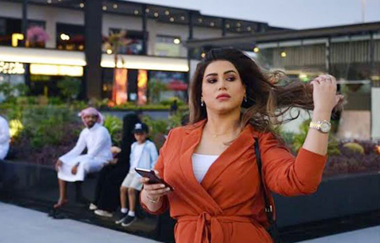 হাই হিলের শব্দে সবার দৃষ্টি পড়ছিল। তার ওপর আবার পশ্চিমা পোশাক পরায় সবার দৃষ্টি ঘুরেফিরে তার দিকেই যাচ্ছিল। যাবেই বা না কেন? সৌদিতে এমন ঘটনাতো রোজ দেখা যায় না।