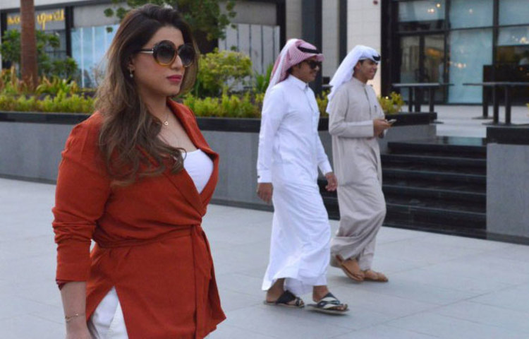 তবে তিনি কোনও সেলিব্রেটি নন। তরুণীর এমন পোশাক সৌদিতে বিপ্লব হিসেবেই দেখা হচ্ছে। পর্দানসীন সৌদি নারীদের মাঝে একেবারেই স্বাধীনভাবে নিজেকে উপস্থাপন করলেন ৩৩ বছর বয়সী মশিল আল জালোদ।