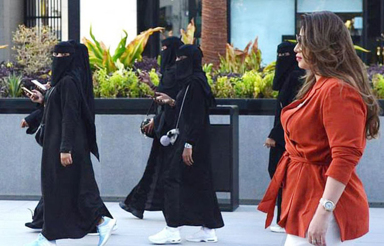 সাদা-কালোর বোরকা আর হিজাবের জায়গায় তিনি একেবারে রঙিন, পশ্চিমী পোশাকের ছোঁয়া এনে দিলেন।