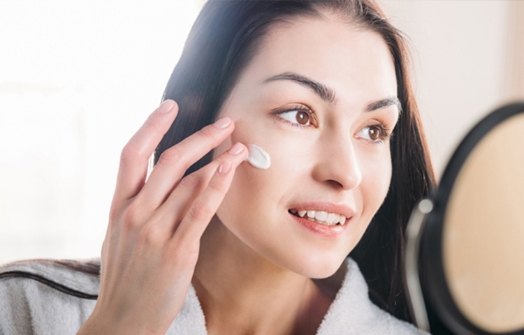 সুন্দর সুস্থ ত্বকের আকর্ষণে সবার দৃষ্টি পেতে মেনে চলতে হবে কিছু সহজ টিপস। রোজ অল্প সময় দিলেই ত্বক থাকবে সুস্থ ও সুন্দর।