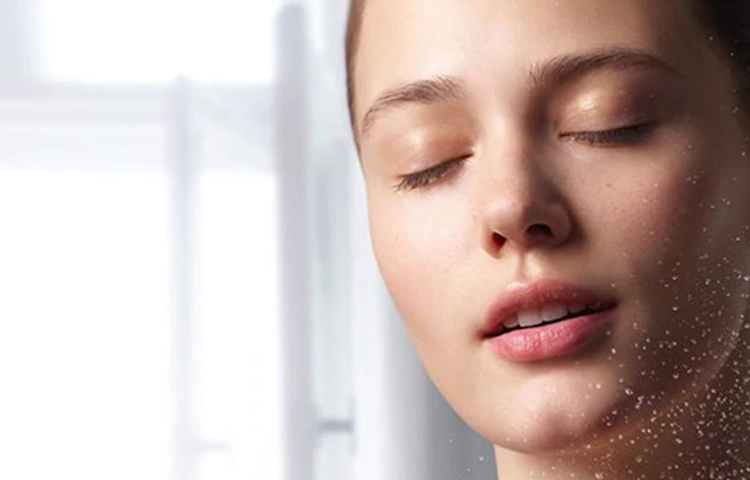 ত্বক ফরসা করার থেকে নজর দিন ত্বকের স্বাস্থ্যে। রোজ ক্লেনসিং, টোনিং ও ময়েশ্চারাইজিং। তার সঙ্গে পরিমিত পুষ্টিকর খাওয়া-দাওয়া। আর তা হলেই সুস্বাস্থ্যের উজ্জ্বলতা থাকবে আপনার ত্বকে।