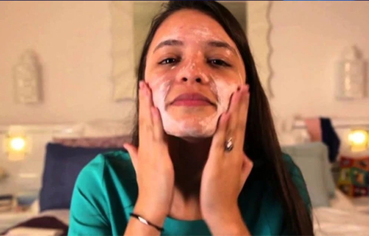 আপনার ত্বকের ধরন অনুযায়ী ময়েশ্চারাইজার, ফেসওয়াশ ও টোনার কিনুন। ঘুম থেকে উঠে ও শুতে যাওয়ার আগে অবশ্যই এগুলো ব্যবহার করুন। বাইরে থেকে বাড়ি এসে অবশ্যই মুখ ধুয়ে নিন।