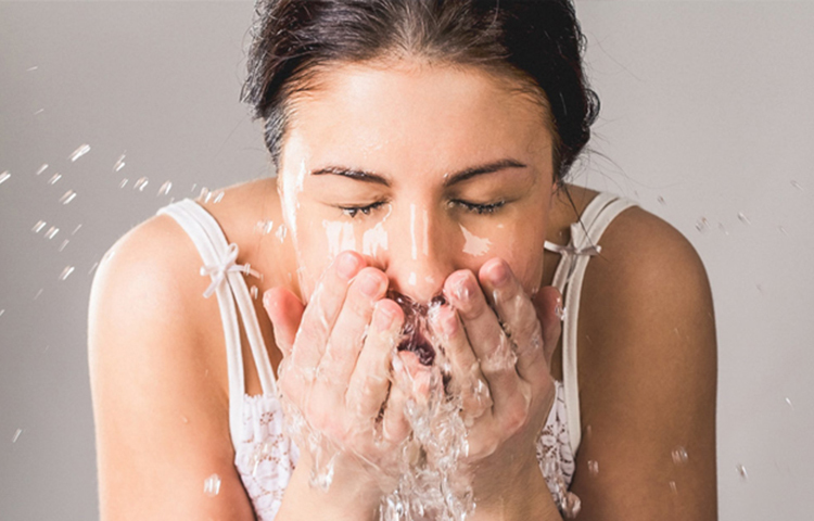 সপ্তাহে ২-৩ দিন স্ক্রাবিং করুন। এতে ত্বকের মৃত কোষের স্তর উঠে যাবে। ত্বক উজ্জ্বল ও সুস্থ থাকবে।