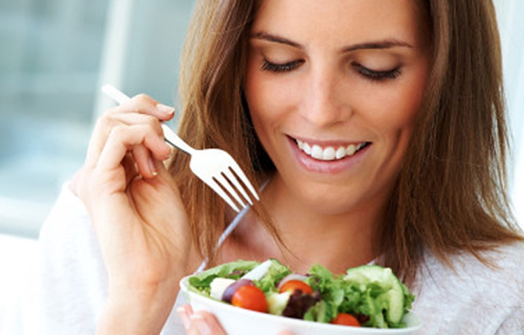 ত্বকের পরিচর্যার সঙ্গে নজর দিন খাওয়া-দাওয়ার দিকেও। দিনে অন্তত ৪ লিটার পানি পান করুন। তেল-মশলা এড়িয়ে চলুন। বেশি করে ফল-মূল ও শাক-সবজি খান। ত্বক ও চুলের আসল ঔজ্জ্বল্য কিন্তু পুষ্টি থেকেই আসে।