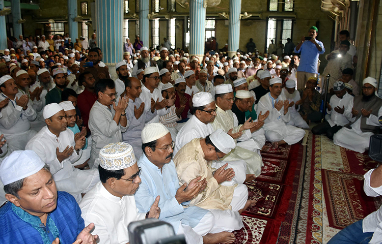 আওয়ামী লীগ সভাপতি ও প্রধানমন্ত্রী শেখ হাসিনার জন্মদিন উপলক্ষে দোয়া অনুষ্ঠিত হয়েছে। ছবি: বিপ্লব দিক্ষিৎ