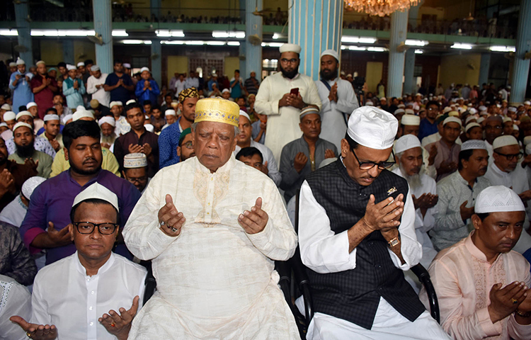 মোনাজাতে আরও অংশ নেন আওয়ামী লীগের যুগ্ম সাধারণ সম্পাদক মাহাবুব উল আলম হানিফ, তথ্যমন্ত্রী হাছান মাহমুদ, ধর্ম বিষয়ক প্রতিমন্ত্রী শেখ মোহাম্মদ আব্দুল্লাহসহ আওয়ামী লীগ ও ঢাকা মহানগরের বিভিন্ন পর্যায়ের নেতারা। ছবি: বিপ্লব দিক্ষিৎ