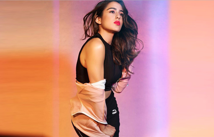 সারা সব সময় আলোচনায় থাকতে পছন্দ করেন।