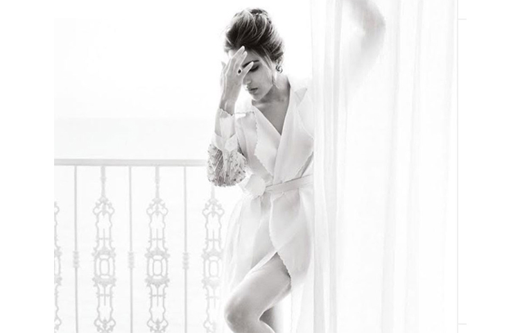 সাদা কালো ভুবনে সারার রূপ।