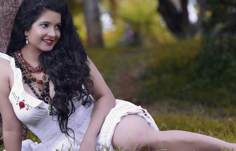 প্রকৃতির নন্দন কাননে নিজেকে মেলে ধরেছেন সুবা।