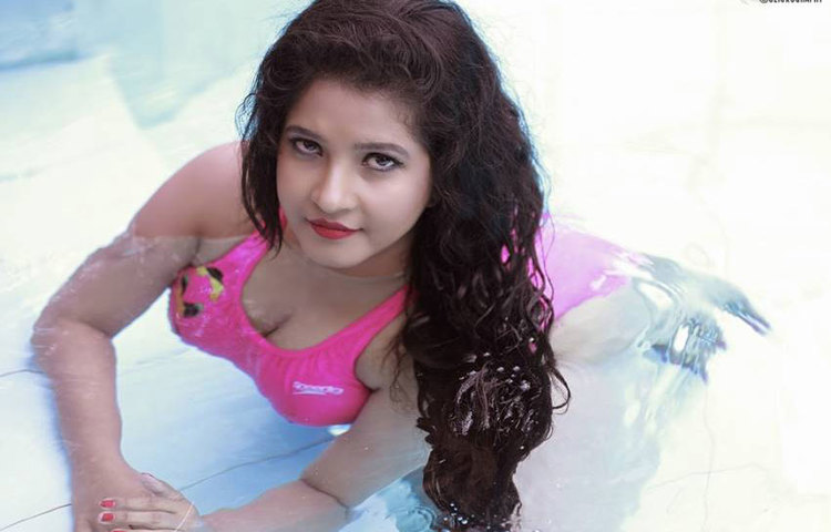 সুইমিংপুলে সুবা।