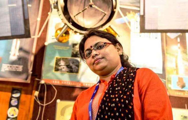 রাতের আকাশ পাগলের মতো টানত কিশোরীকে। ঘণ্টার পর ঘণ্টা ছাদে শুয়ে শুয়ে তারা দেখত সে। মনে চলে যেত আকাশ বেয়ে। তারাদের দেশে হারিয়ে যাওয়া সে দিনের কিশোরী আজ অভিজ্ঞ বিজ্ঞানী। ছুঁয়ে ফেলেছেন চাঁদের মাটি।