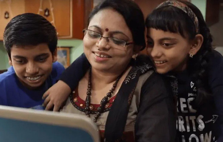 বিজ্ঞানসাধনার পাশাপাশি আছে সংসারও। ঋতুর স্বামী অবিনাশ শ্রীবাস্তব চাকরি করেন বেসরকারি সংস্থায়। মেয়ে অনীশা এবং ছেলে আদিত্যকে নিয়ে তাদের সংসার বেঙ্গালুরুতে। মঙ্গল অভিযানের সময় প্রচণ্ড ব্যস্ত হয়ে পড়লেও ঋতু প্রতিদিন বাড়ি ফিরে দুই ছেলেমেয়েকে পড়াতে বসাতেন। তারপর সংসারের প্রয়োজনীয় দেখভাল করে আবার মধ্য রাত থেকে ভোর অবধি কাজে ডুবে যেতেন। সব ক্ষেত্রেই পেয়েছেন স্বামীর সাহায্য ও উৎসাহ। জানিয়েছেন, ঋতু।