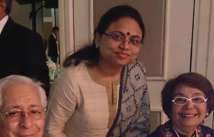 ছোটবেলা থেকেই রাতে পড়াশোনা করতে ভালবাসতেন ভারতের লক্ষ্নৌয়ের ঋতু করিধাল। যখন নিশ্চুপ হয়ে যেত পাড়া। বই খুলে বসতেন লখনৌয়ের মধ্যবিত্ত পরিবারের মেয়ে, ঋতু। পাশে পেতেন মাকেও। সংসারের কাজ সেরে ঘুম চোখে হলেও পড়ার সময় মেয়েকে সঙ্গ দিতেন তিনি।