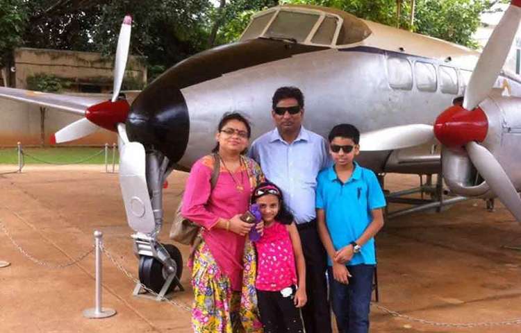 বাইশ বছর আগে ট্রেনের দ্বিতীয় শ্রেণির কামরায় বাড়ি থেকে দু’হাজার কিলোমিটার দূরে প্রথম চাকরিতে চললেন ঋতু। বাবা, মা, দুই ভাই এবং বোনকে ফেলে।