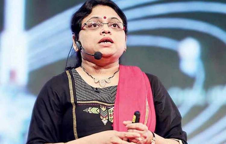 স্কুল কলেজে যে ইসরোর বিভিন্ন খবরের কাটিং জমাতেন ঋতু, ১৯৯৭ সালে যোগ দিলেন সেই সংস্থায়। নবীন বিজ্ঞানী হিসেবে। তার দশ বছর পরে ২০০৭ সালে তদানীন্তন রাষ্ট্রপতি, প্রয়াত এ পি জে আবদুল কালামের হাত থেকে পেয়েছিলেন ‘ইয়ং সায়েন্টিস্ট অ্যাওয়ার্ড’।