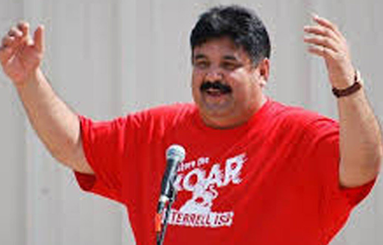 ফলে বাধ্য হয়েই ডব্লিউডব্লিউই-এর প্রশিক্ষণ মাঝ রাস্তায় ফেলে রেখে ভারতে ফিরে আসেন। শুরু হয় নতুন জীবন।