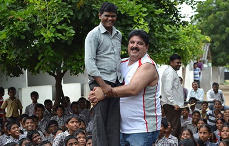 বর্তমানে ভারতের সবচেয়ে শক্তিশালী ব্যক্তি মনোজ। এমন কিছুই বোধহয় নেই যা তিনি ভাঙতে পারবেন না। তার সামনে যা দেবেন তাই নিমেষে ভেঙে দেবেন তিনি।