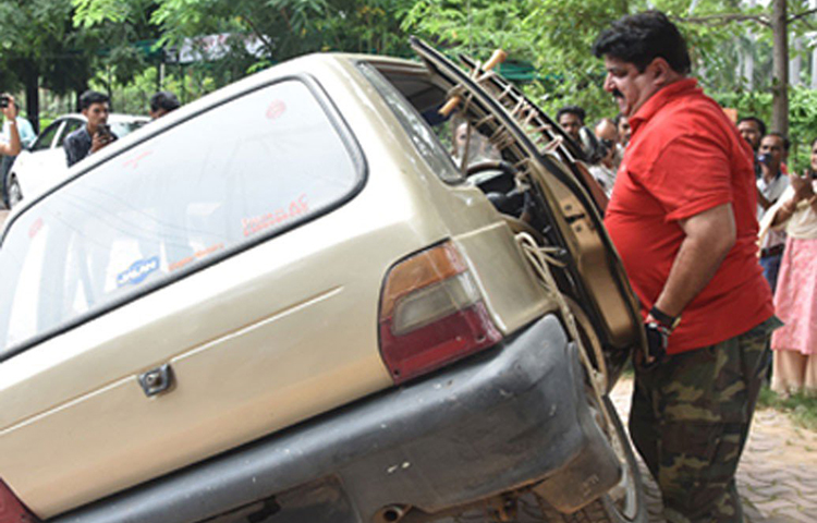 ভারতে তিন হাজারের বেশি শো করা হয়ে গিয়েছে তার। এর বাইরে শো-এর সুবাদে কানাডা, আমেরিকাতে প্রায়ই উড়ে যেতে হয় তাকে।