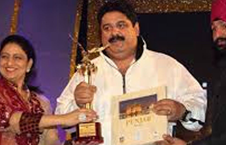 ছত্তীসগড়ের রায়পুরের বাসিন্দা মনোজ চোপড়া। ১৯৭০ সালে জন্ম তার। তাকেই এখন হারকিউলিস নামে চেনে দেশ। তার অবশ্য আরও একটি নাম রয়েছে, ‘ছত্তীসগড় জায়ান্ট’।