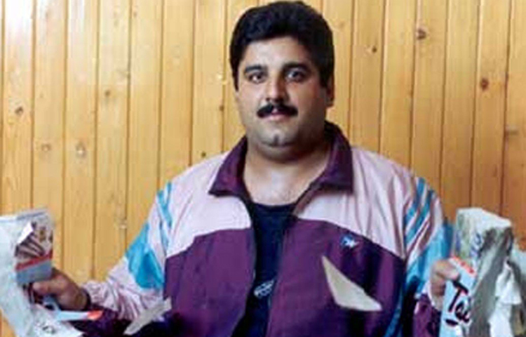 পেশায় একদা ব্যবসায়ী মনোজ বিপুল ক্ষতির মুখে পড়ে নতুন করে শুরু করেছেন জীবন। শক্তি প্রদর্শন করাই মনোজের পেশা এখন।